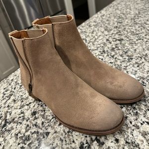 Women’s size 8 Frye boot. These have been worn very few times and have no flaws.